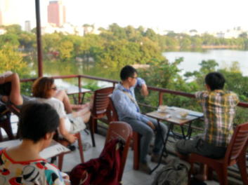 ベトナム・ハノイ、気まぐれ紀行・カフェでホアンキエム湖を望む
