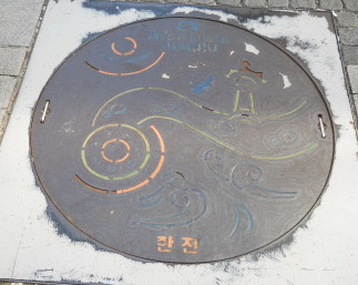 釜山の路上で見つけたアートなマンホールの蓋