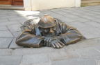 プラティスラバの路上で見つけたアートなマンホールの人物像